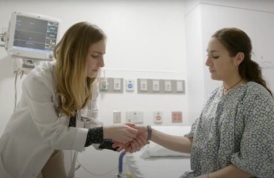 Кодирование Аквилонг в Нижнем Ломове Врач держит пациентку за руку